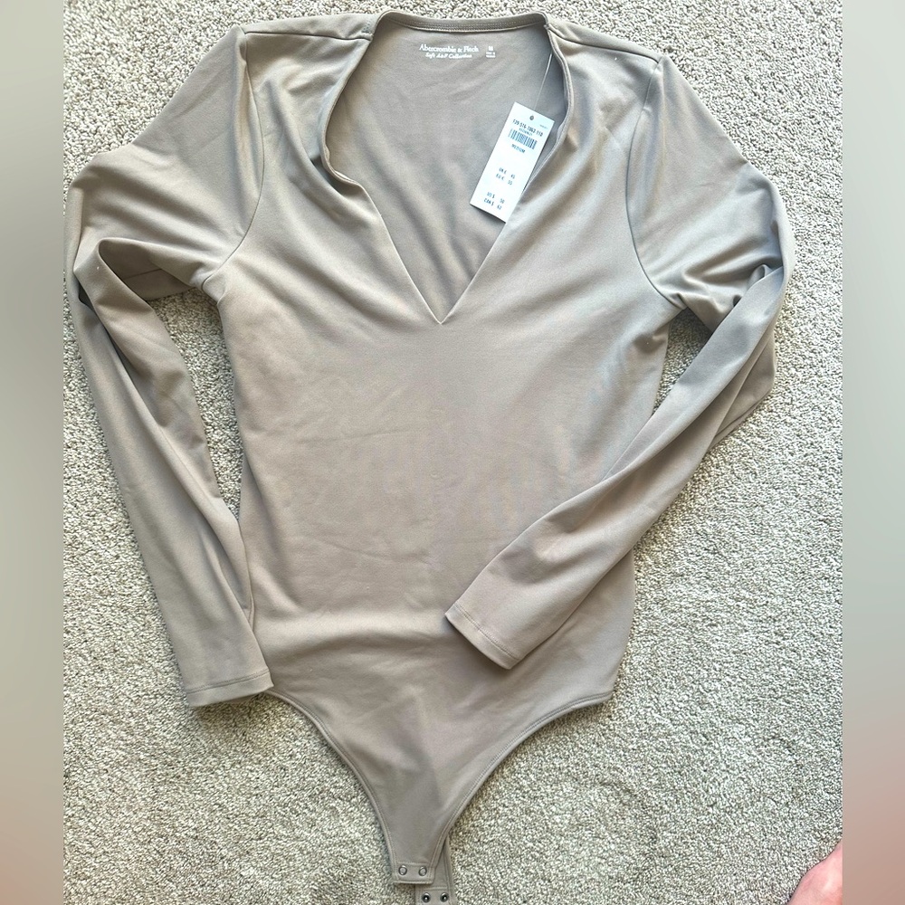 NEW WITH TAGS! Abercrombie & Fitch beige long sleeve bodysuit - medium.
